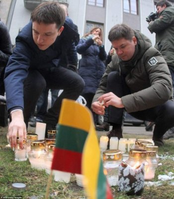 Tinerii ţărănişti au depus flori şi au aprins lumânări în memoria victimelor violenţelor de stradă de la Kiev